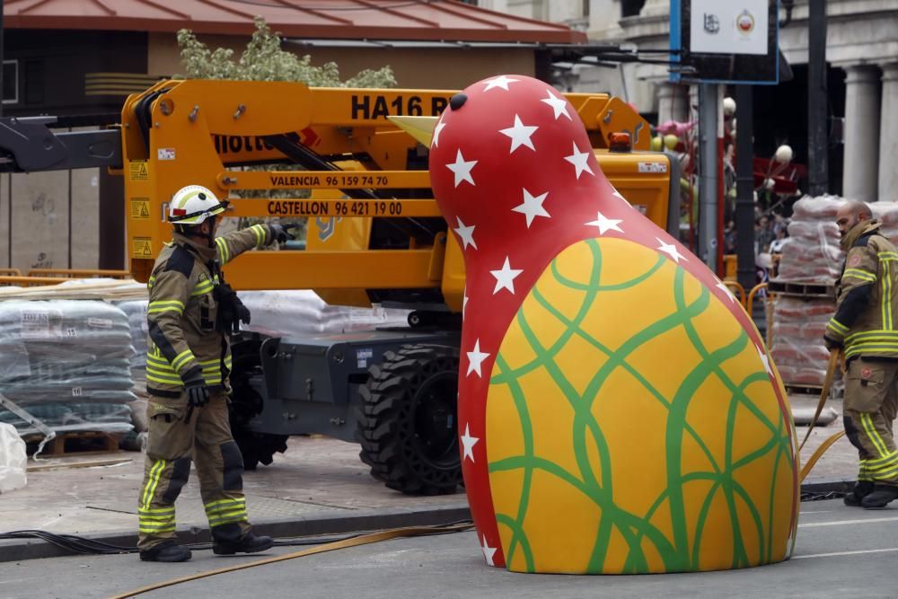 Así es la falla de Okuda en la plaza del Ayuntamiento