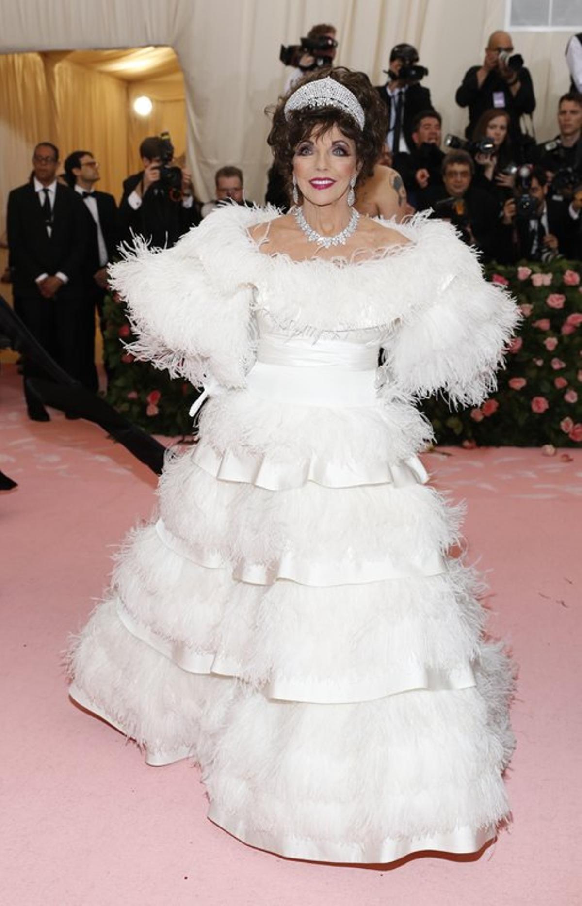 Impresionante Joan Collins, pisando con garbo la alfombra del MET a sus 85 años.