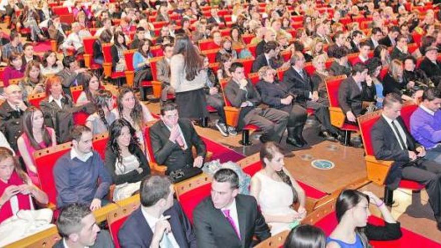 Aspecto del teatro de la Laboral durante la entrega de diplomas, ayer, a la última promoción de Ingeniería Técnica Industrial de la Politécnica.