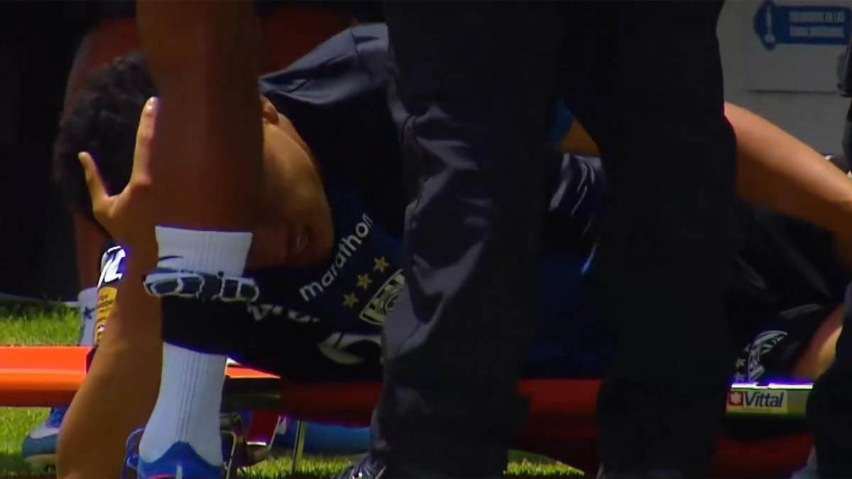 Patrik Mercado, llorando sobre la camilla