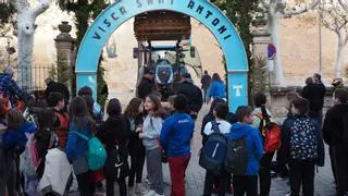 Sant Antoni: sa Pobla levanta el arco en la plaza de la iglesia