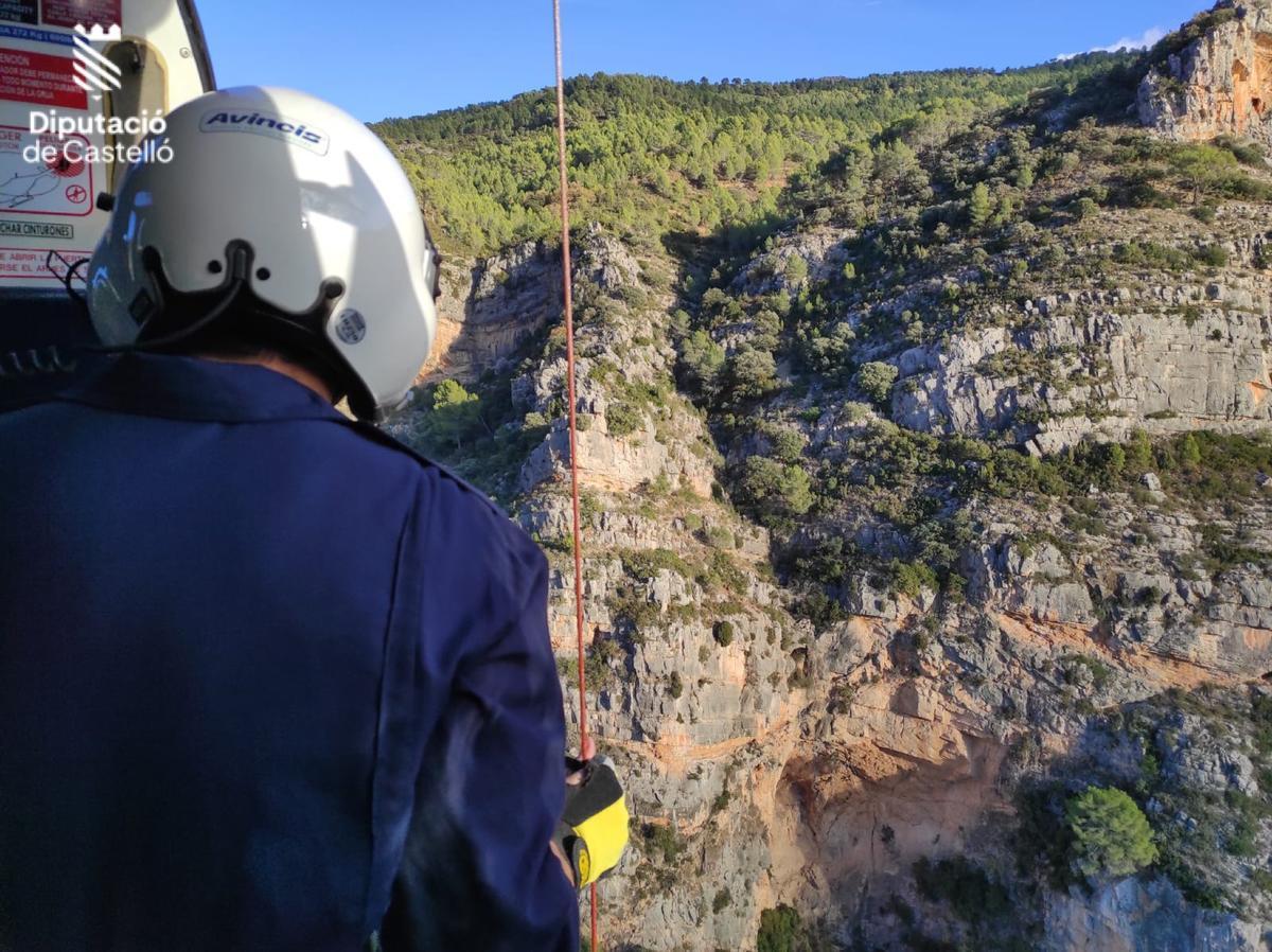 Un helicóptero ha sido necesario para rescatar al herido en el barranco de Argelita