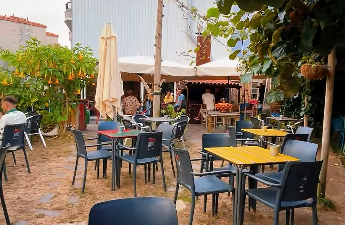 El jardín del bar Fechorías, en Lonzas.