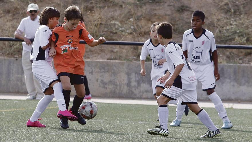 Los jugadores zamoranos rodean a un adversario para robar el cuero.