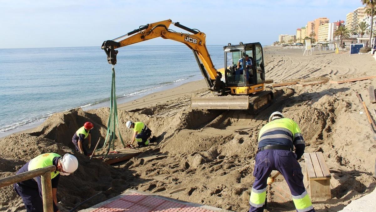 Operarios municipales se afanan en reparar cuanto antes los desperfectos en las playas de Fuengirola.