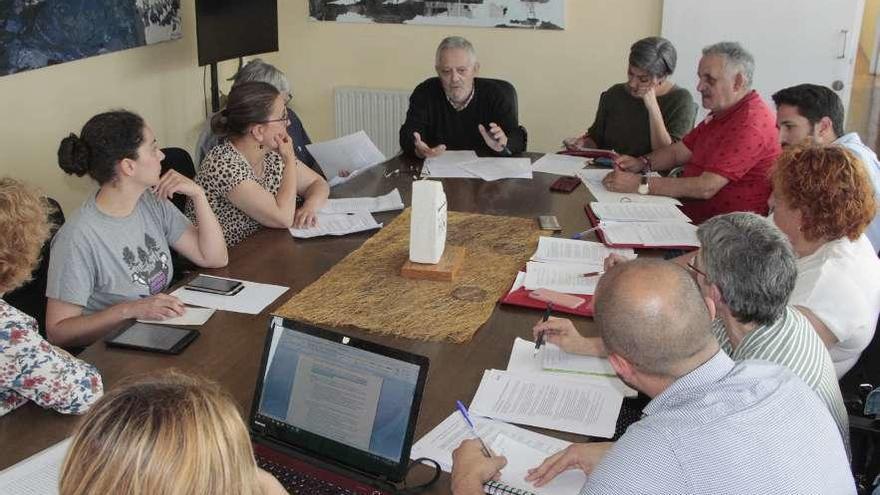 Reunión de negociadores del pacto de gobierno de Cangas con el alcalde presente. // Santos Álvarez