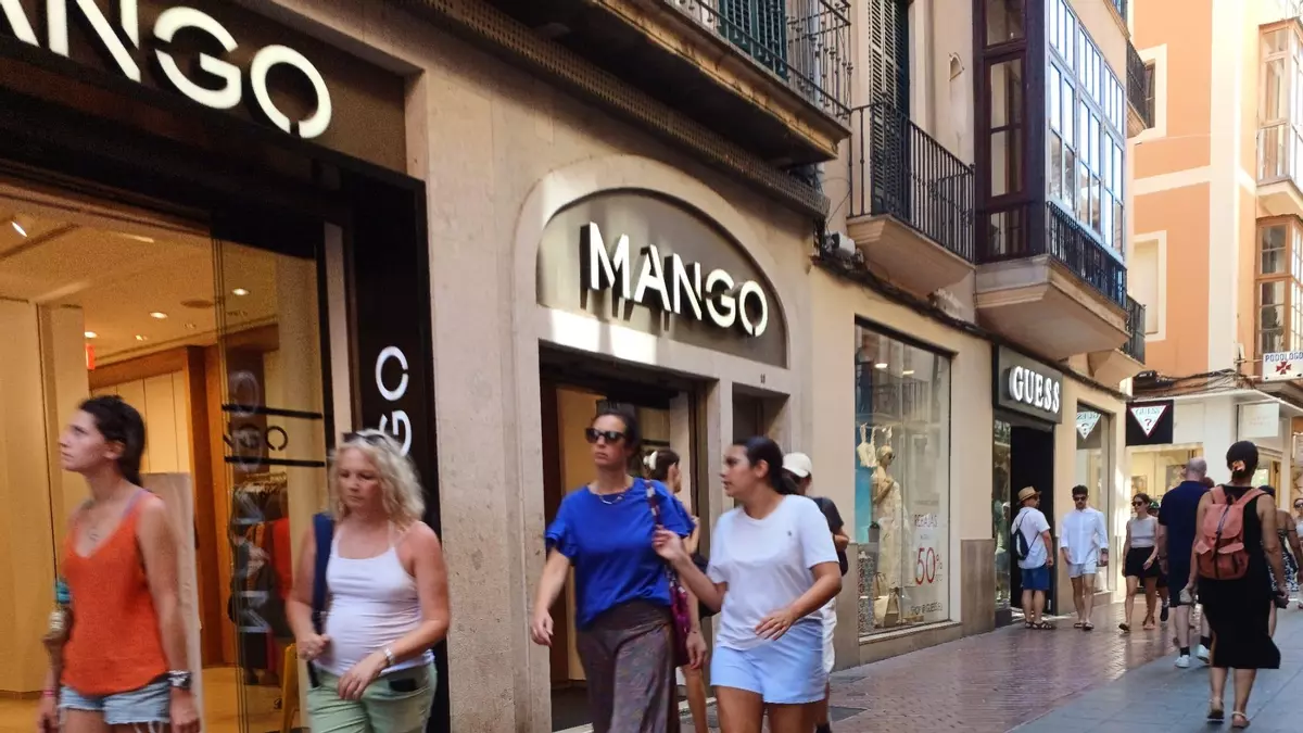 Un sondeo alerta sobre la situación actual del modelo de rebajas en Baleares: “El 98% de los comercios no ven positivo el arranque de la campaña de verano”