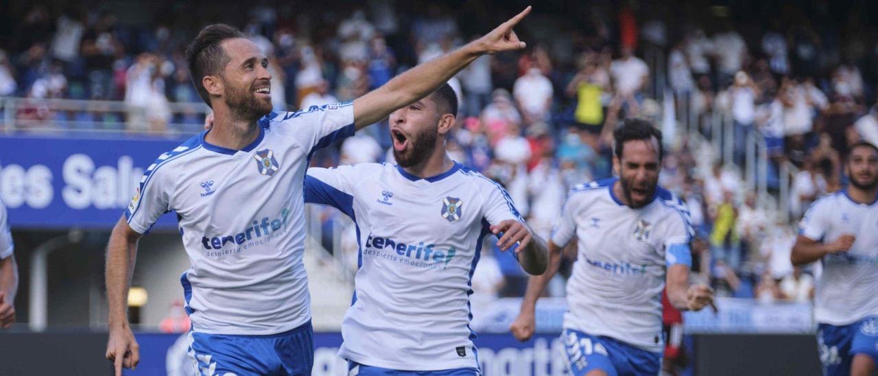 Jugadores del CD Tenerife celebran un gol.