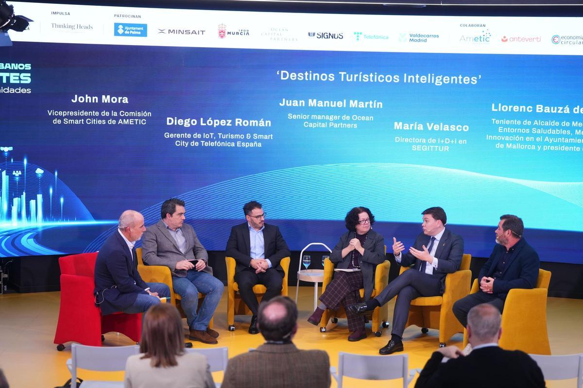 John Mora (Ametic), Diego López Román (Telefónica España), Juan Manuel Martín (Ocean Capital Partners), María Velasco (Segittur), Llorenç Bauzá (Ayuntamiento de Palma) y Daniel Caro (Turismo Andaluz) conversan sobre los desafíos de los destinos turísticos inteligentes.