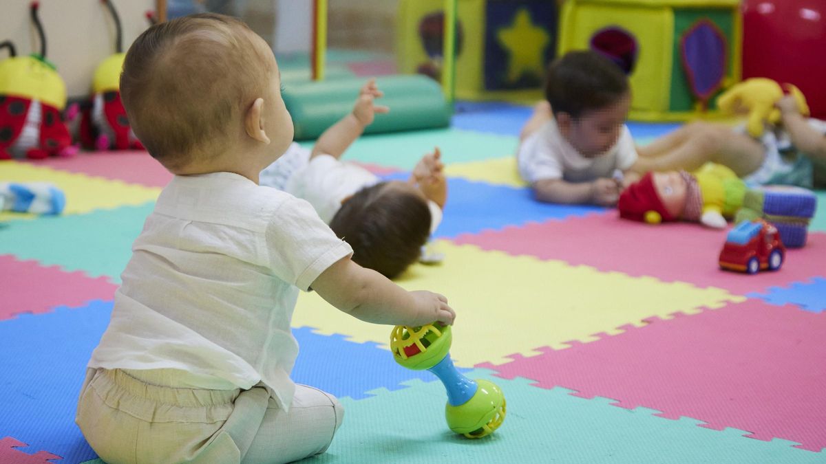 Unos bebés juegan en su primer día de guardería.