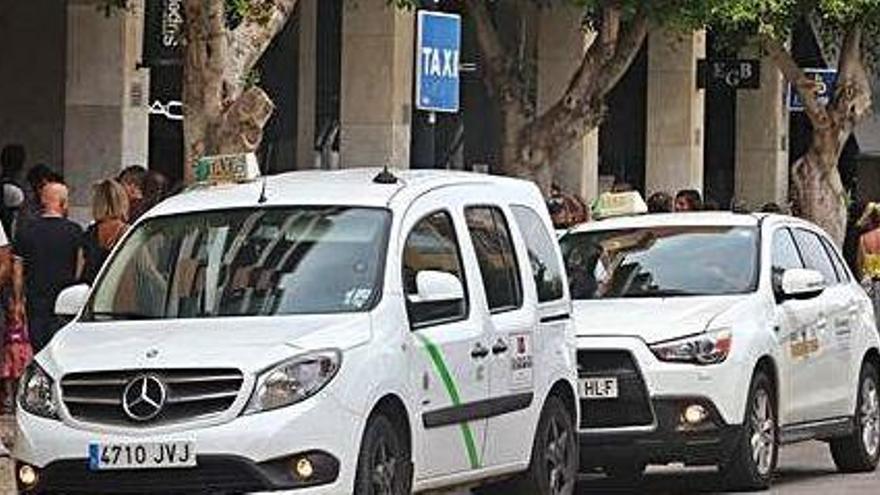 Dos taxis recogen clientes en la parada de Bartomeu Roselló, en una imagen de archivo.