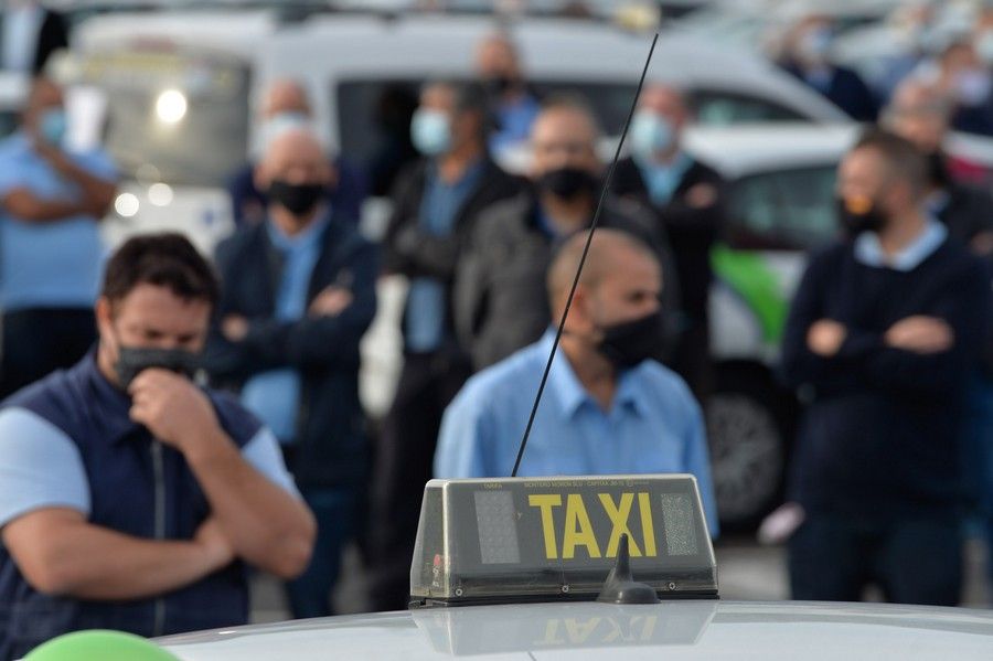 Manifestación-caravana para exigir la regulación del taxi