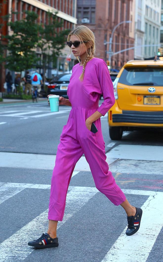 Stella Maxwell pasea por Nueva York con un mono fucsia