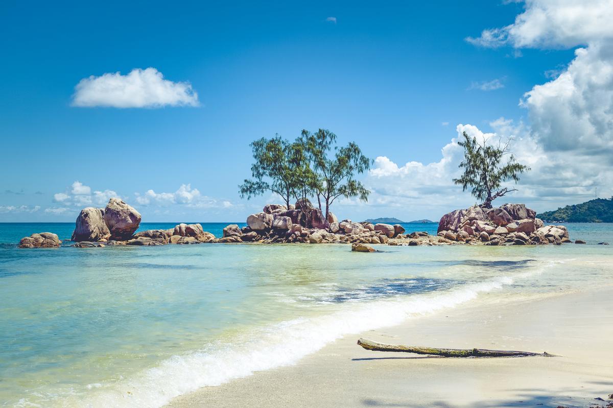 Anse Lazio es una de las playas más famosas y espectaculares del mundo, ubicada en el extremo noroeste de la isla de Praslin, en las Seychelles.