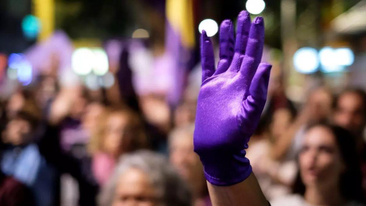 Una mujer muestra un guante morado en una protesta contra la violencia machista.