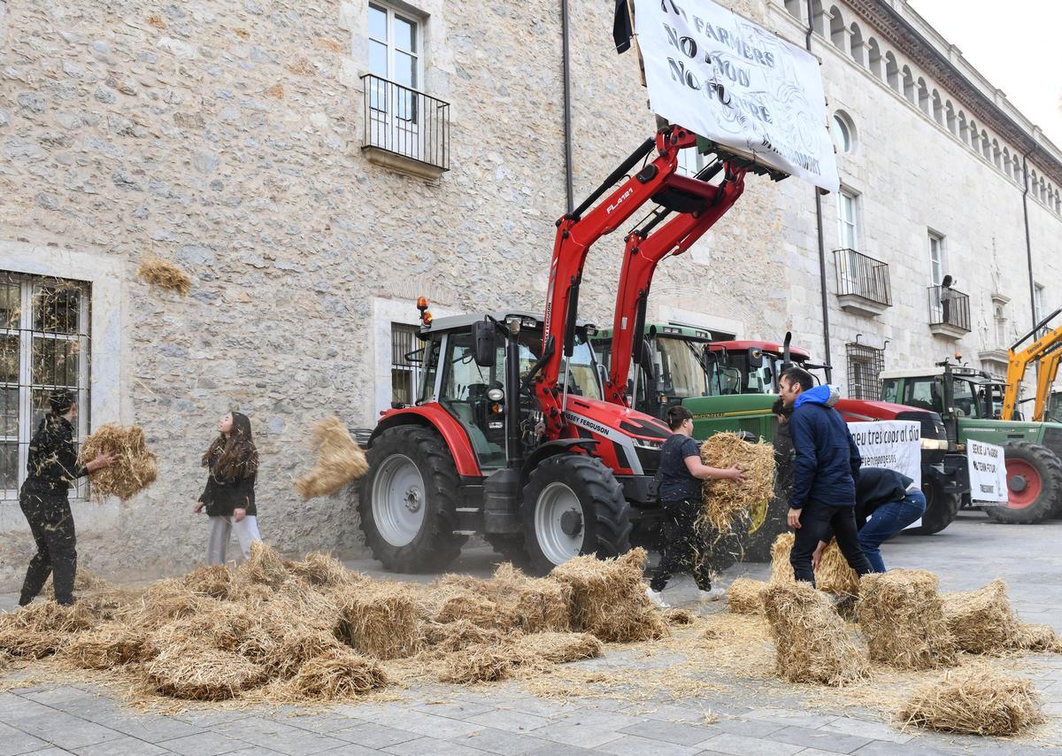 Concentración de agricultores con sus tractores en Girona, en protesta por las condiciones del sector