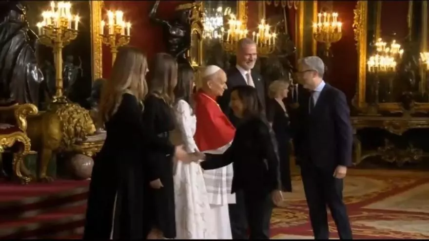 Los ministros valencianos Diana Morant y Arcadi España, en la bienvenida oficial al Papa León XIV