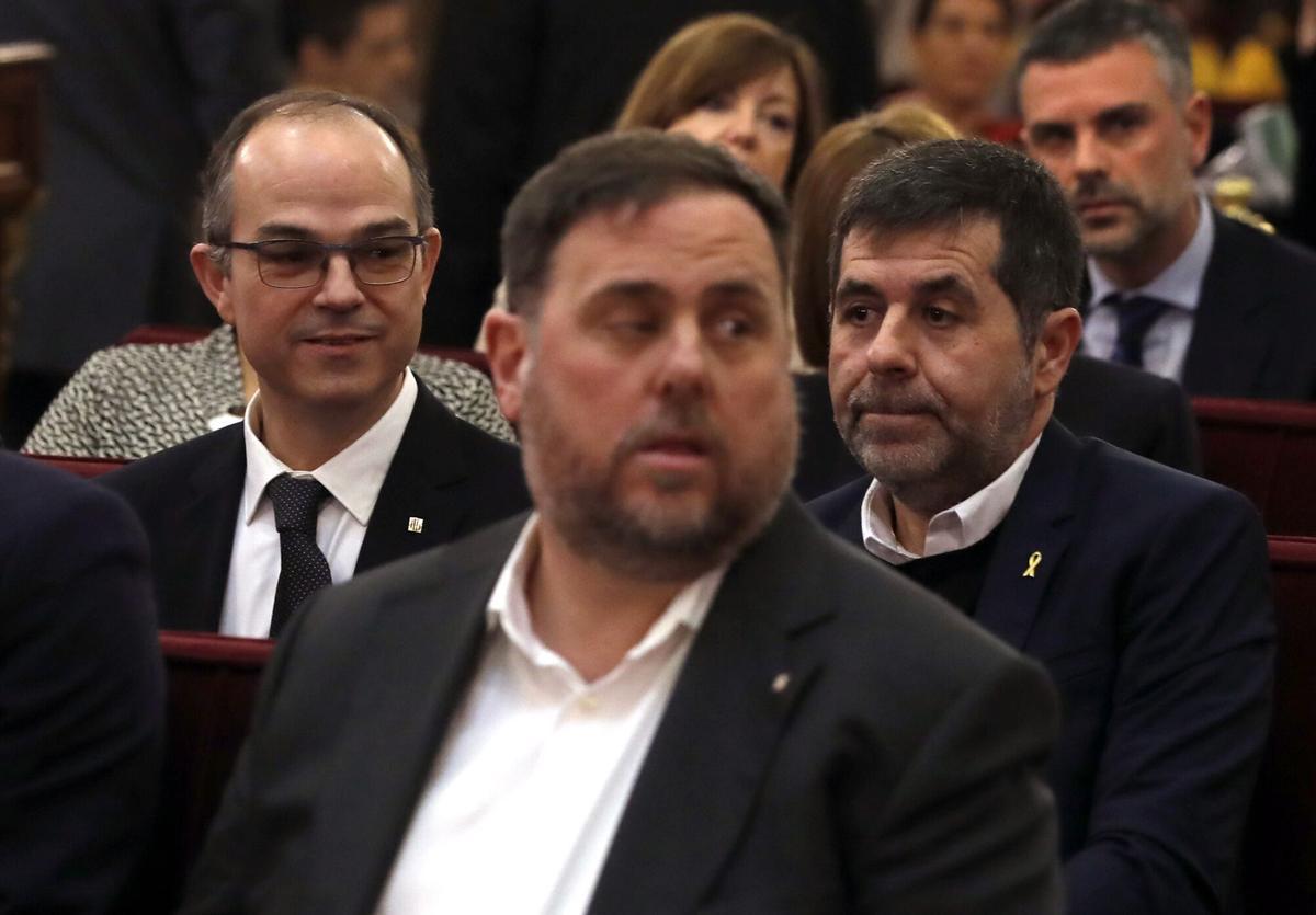 El exvicepresidente de la Generalitat, Oriol Junqueras (c), junto al exconsejero de Presidencia, Jordi Turull (i), y el expresidente de la Asamblea Nacional Catalana (ANC), Jordi Sánchez (d), durante el juicio.