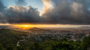 Nubes bajas matinales en Barcelona, el 21 de abril del 2023.