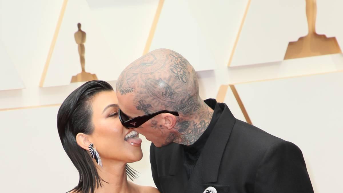 Kourtney Kardashian y Travis Barker debutan en la alfombra roja, con beso incluido, en los Premios Oscar 2022