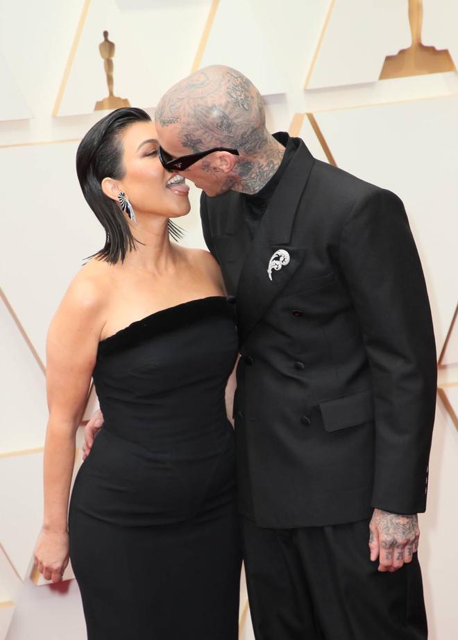 Kourtney Kardashian y Travis Barker debutan en la alfombra roja, con beso incluido, en los Premios Oscar 2022