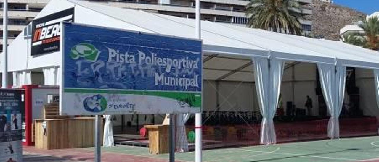 La carpa instalada sobre una pista deportiva de   Cullera carece de licencia