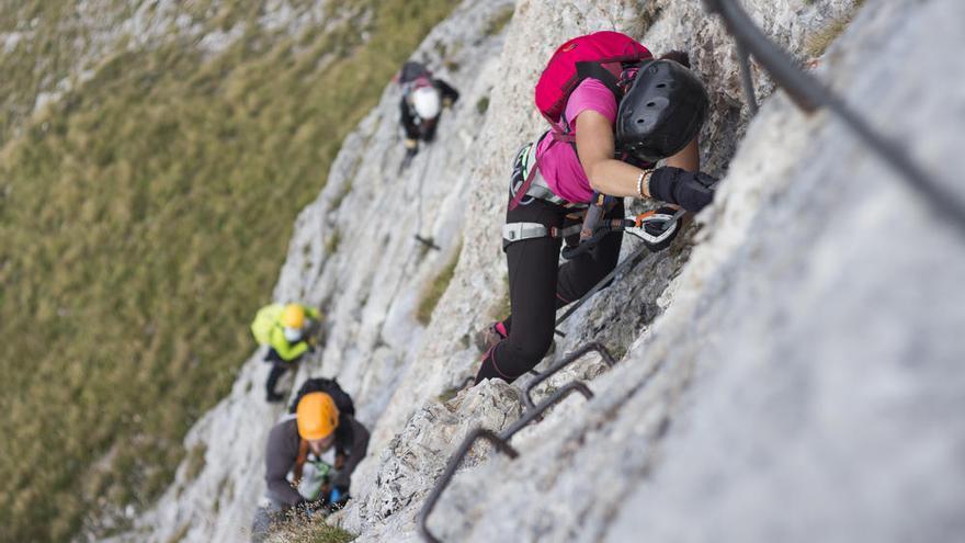 Vías ferratas: colgados por la montaña