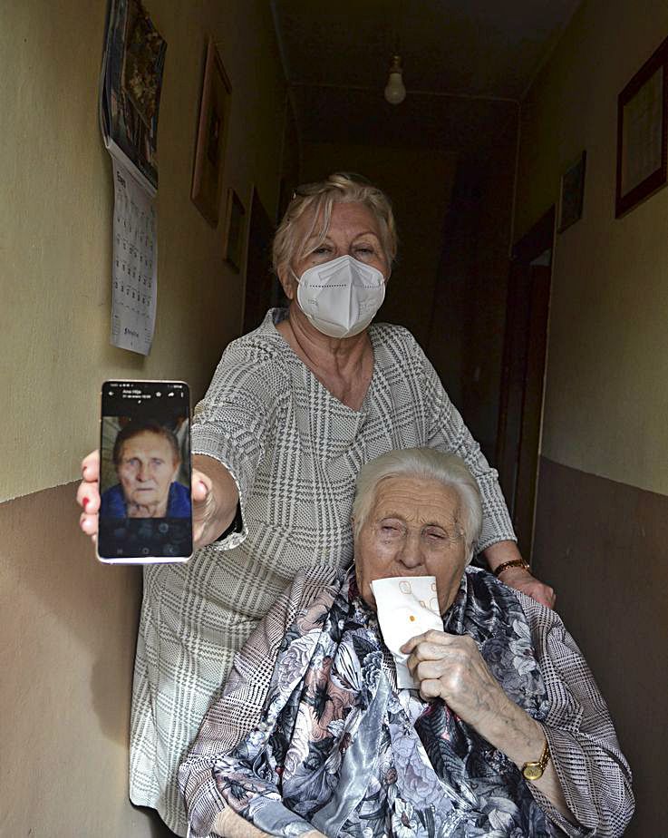 Junto a su hija, que muestra una foto de Dominga más joven en el móvil.