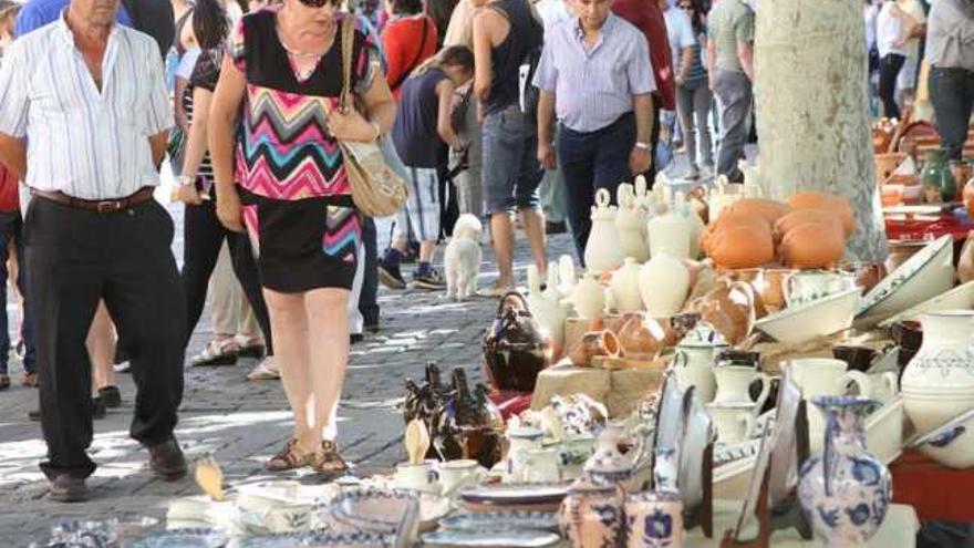 Zamoranos  y turistas  pasean por las plazas  de Viriato  y de Claudio  Moyano  durante la  Feria de la Cerámica y  la Alfarería celebrada el pasado año, en el marco de las Ferias y Fiestas de San Pedro del ejercicio 2013. / F. L.O.Z.