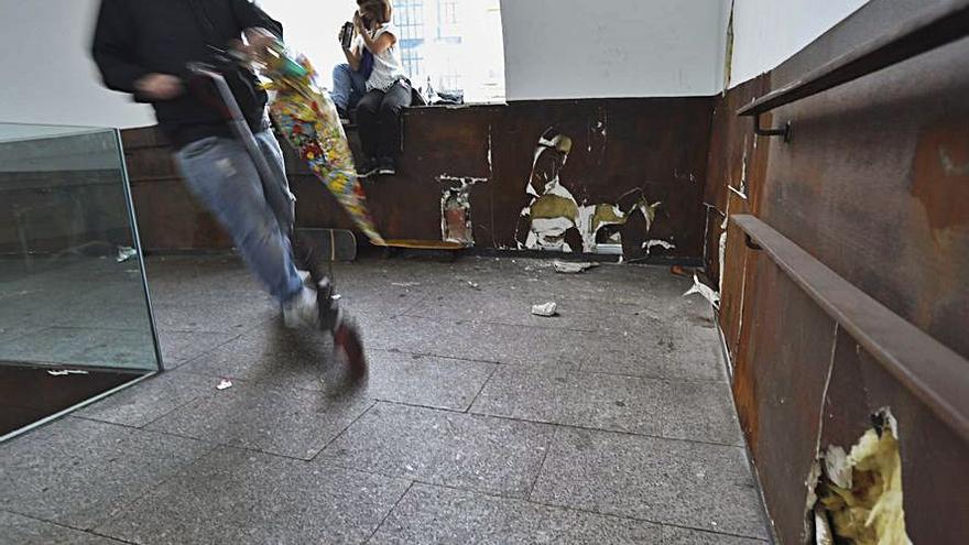 Desperfectos en las paredes de la antigua pescadería, ayer. | R. Solís