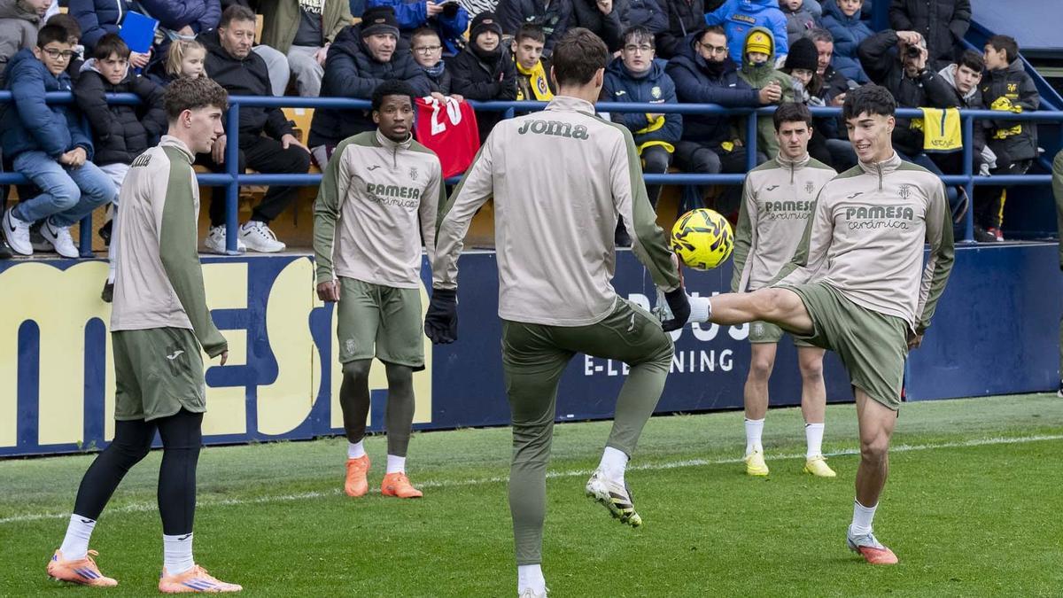 Willy Kambwala, segundo por la izquierda, se incorporó al grupo en el entrenamiento de la matinal de este lunes del Villarreal CF.