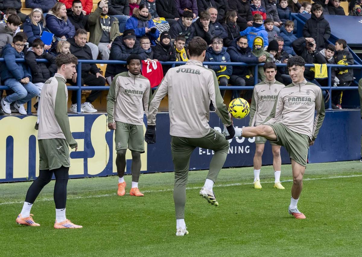 Willy Kambwala, segundo por la izquierda, se incorporó al grupo en el entrenamiento de la matinal de este lunes del Villarreal CF.