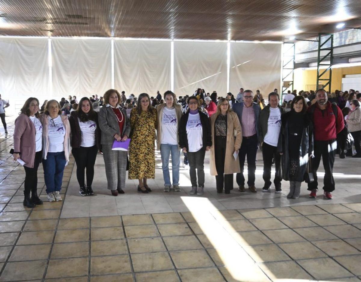 Asistentes a la actividad tras la tectura del manifiesto, ayer. | J.C. ROLDÁN