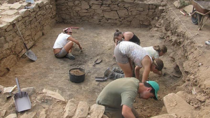 Los trabajos en El Castillón documentan enterramientos y escorias de hierro