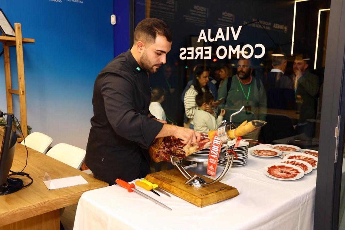 Cortador de jamón durante la inauguración de la sede en Córdoba.
