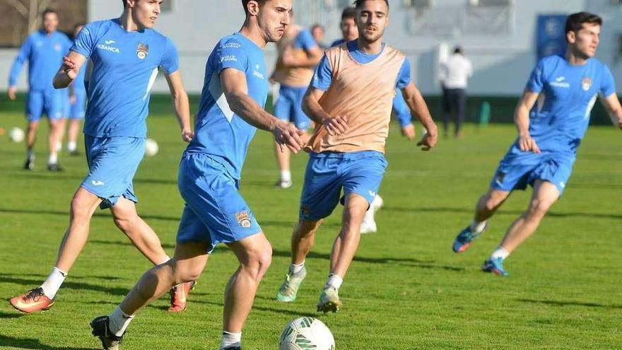 Miki, Íker Alegre, Eneko y Bonilla en un entrenamiento en A Seca. // G. Santos