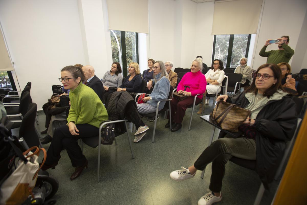 Asistentes al primer debate del Aula de investigación y difusión sobre &quot;científicas de Letras&quot;