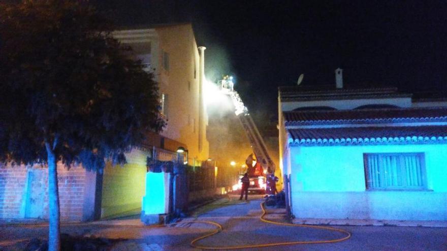 El matrimonio salvado del fuego en Xàbia y un guardia civil y un policía continúan hospitalizados