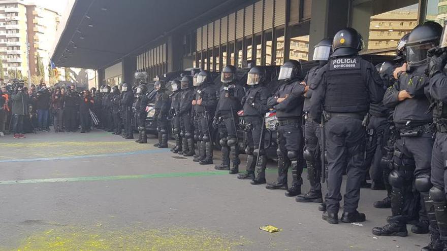 Imatge dels Mossos davant l&#039;estació.