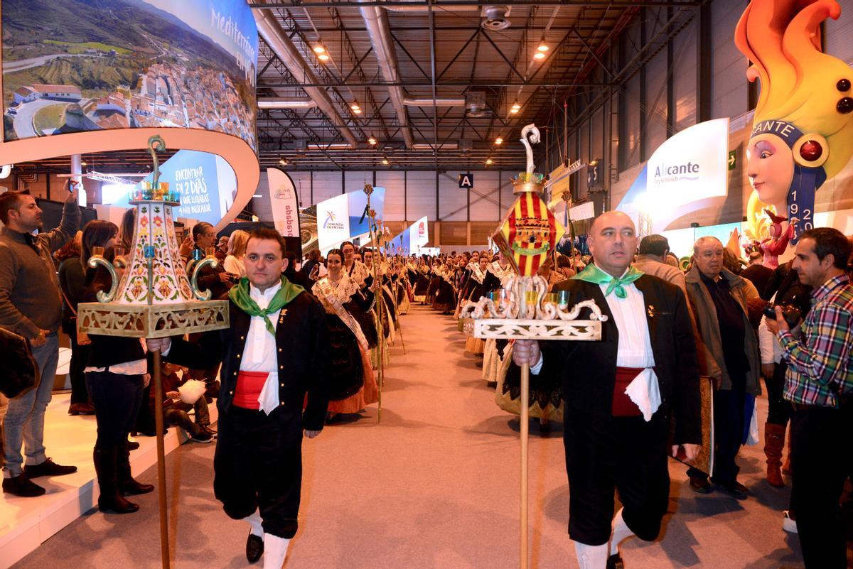 Dos presidentes de sector portan gaiatas de mano en la promoción de las fiestas en Fitur, en el año 2018.