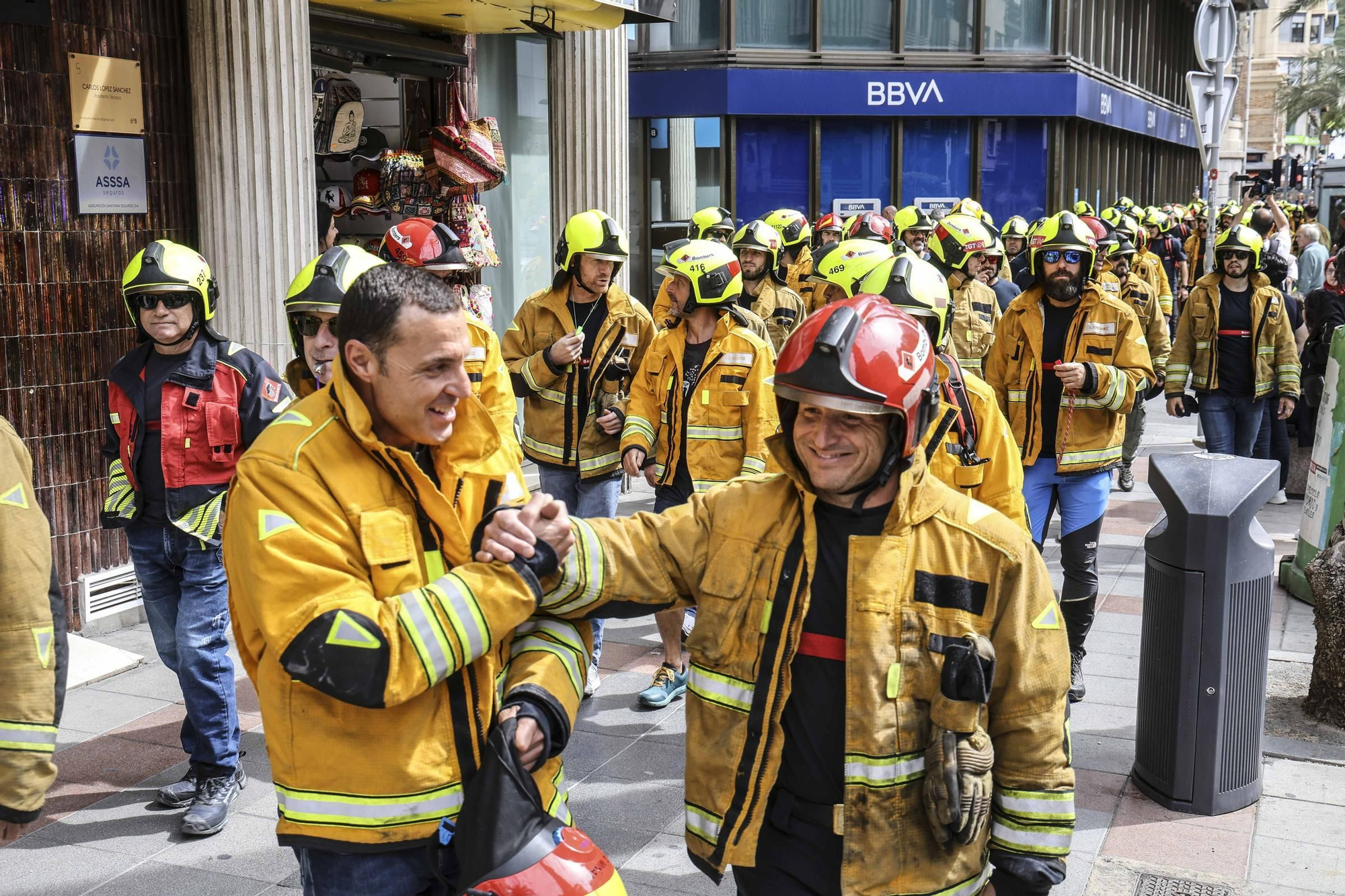 Protesta de los bomberos frente a la Diputación de Alicante