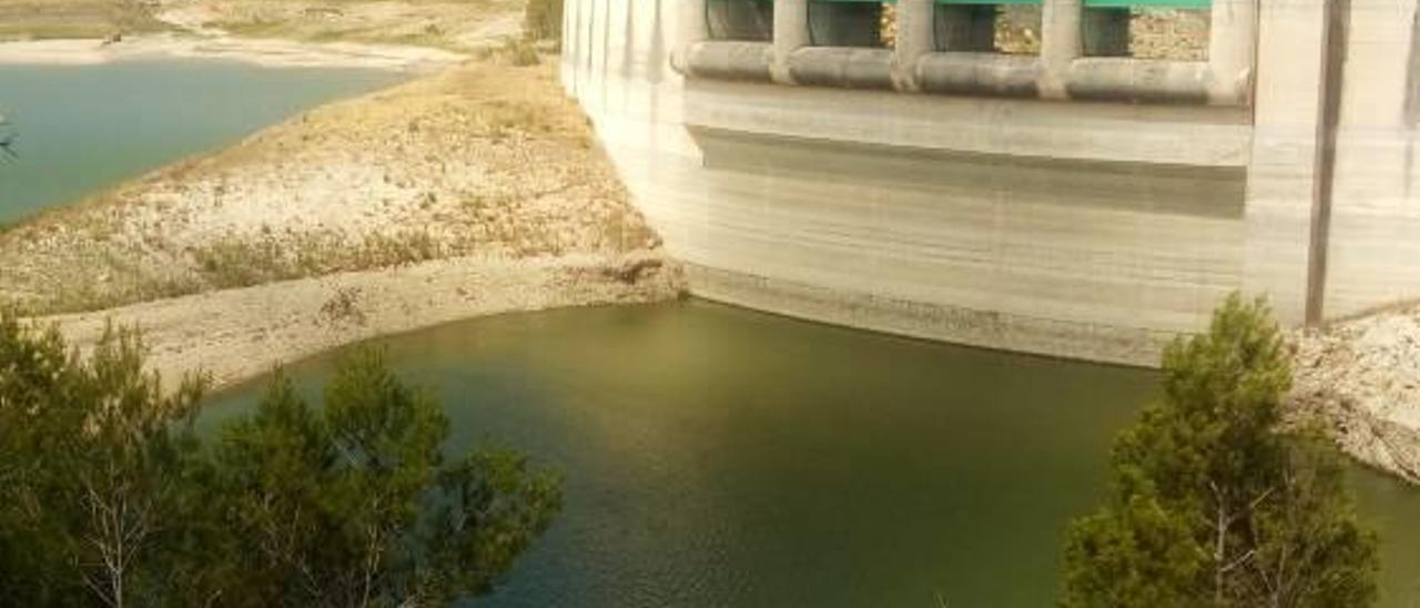 El azud del Marquesat que regula el paso del agua del Magre a su paso por el término de Real, en una imagen reciente.