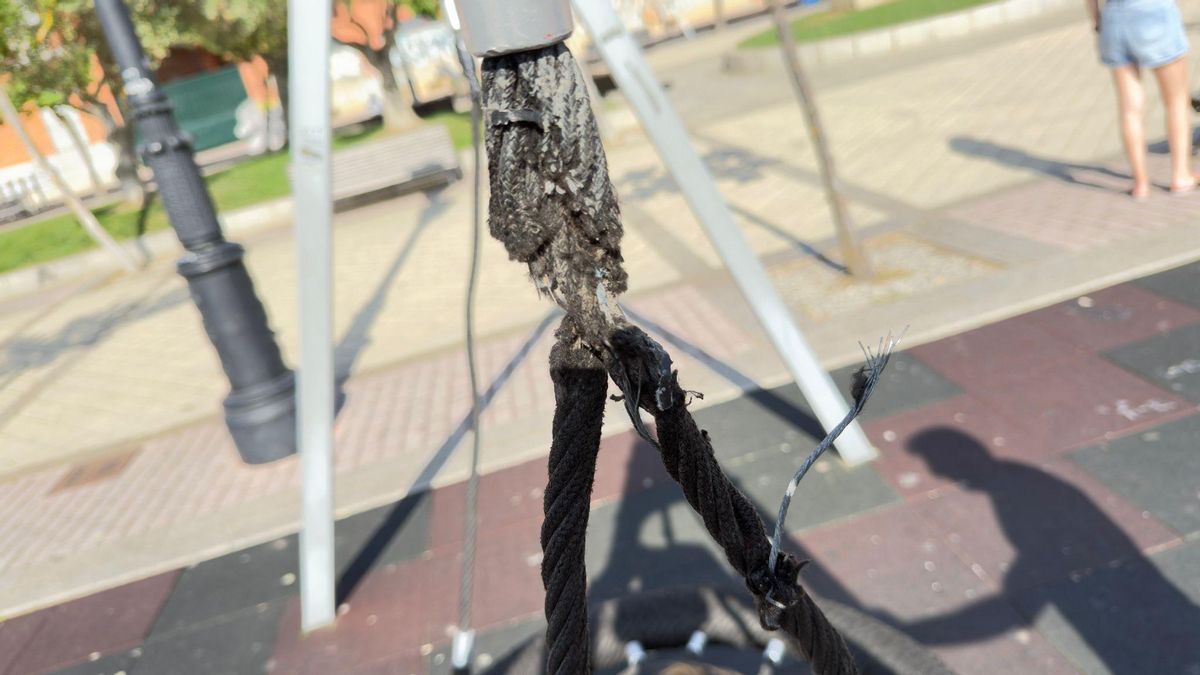 Detalle de la parte del juego quemada en un acto vandálico.