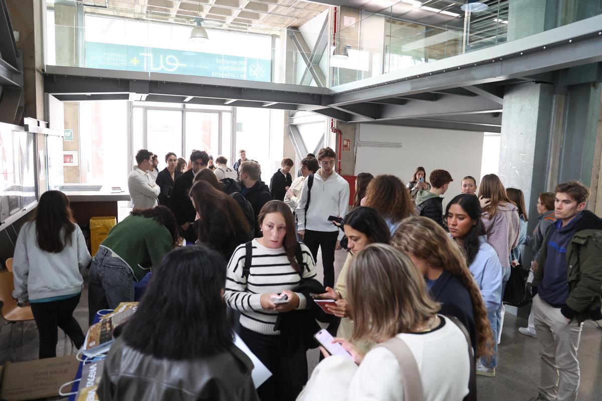 Alumnos extranjeros llegados ayer a la Politécnica de Cartagena.