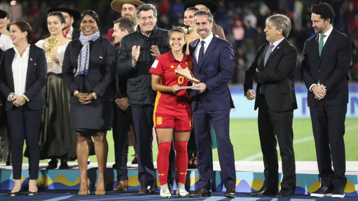 Irene López recoge el trofeo que le acredita como tercera mejor jugadora del Mundial sub 17