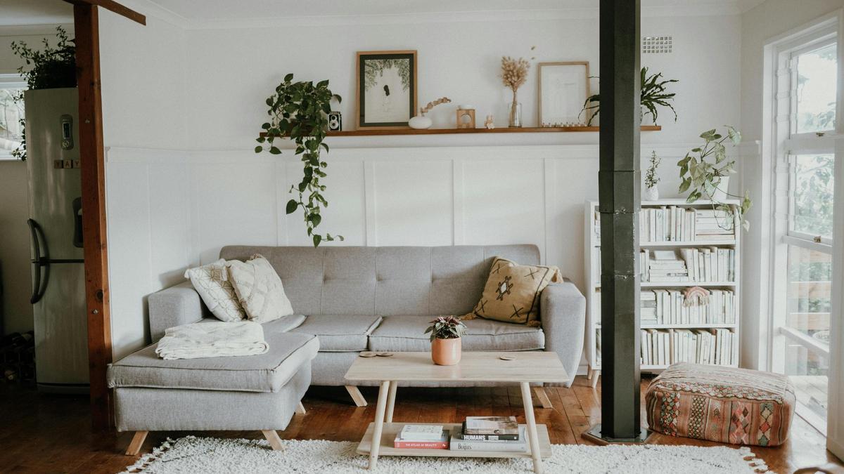 Un acogedor interior de estilo escandinavo, con colores pastel, plantas y mucha luz natural