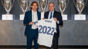 Luka Modric y Florentino, en el acto de renovación del croata.