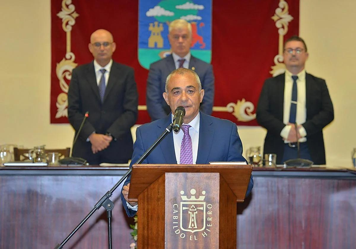 Javier Armas, consejero de AHI, en el Cabildo de El Hierro. Detrás aparece su hermano, el actual presidente de la corporación insular, Alpidio Armas (PSOE).