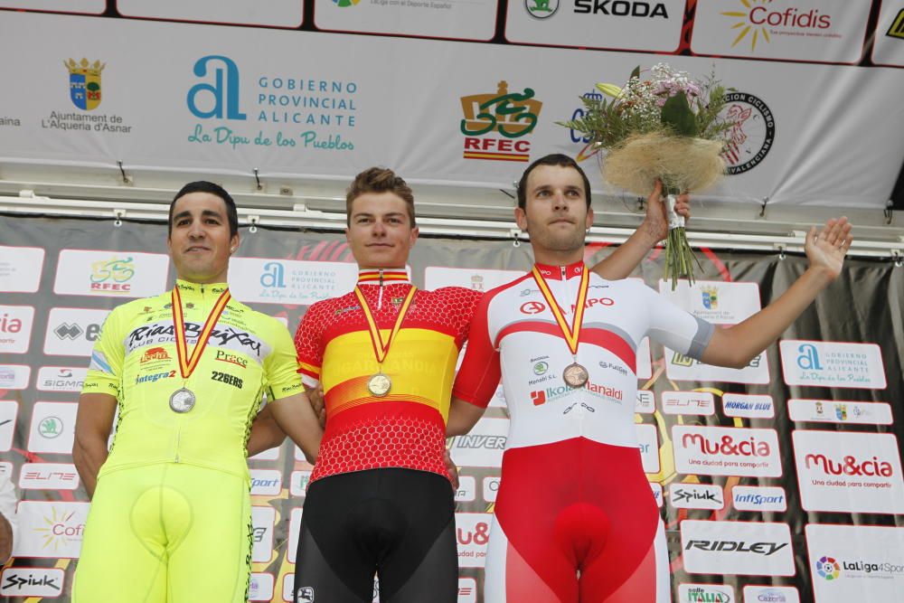 El ciclista de Movistar está acompañado en el podio por sus compañeros de equipo Jonathan Castroviejo y Alejandro Valverde