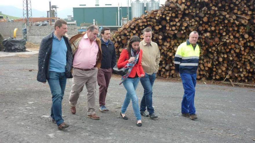 En el centro de la imagen, los diputados Elsa Pérez y Marcelino Marcos, en las instalaciones de Tinastur.